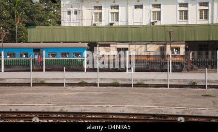 Stationär in Yangon Station Birma zu trainieren Stockfoto