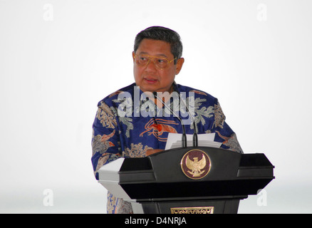 Indonesien Präsident Susilo Bambang Yudhoyono spricht während der offiziellen Segeln Banda 2010 Eröffnungsfeier 2. August 2010 in Ambon, Indonesien. Banda Funktionen medizinischen und zahnmedizinischen Kliniken und Bauprojekte in und um Ambon sowie auf Seram Insel zu segeln. Stockfoto