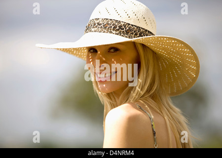 Eine junge Frau trägt ein Sommer Hut lächelnd Stockfoto