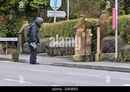 17.03.2013, Newtownabbey, Nordirland.  Armee-Bombenentschärfung Experten untersucht ein Objekt innerhalb der Erde einer Kirche gefunden Stockfoto