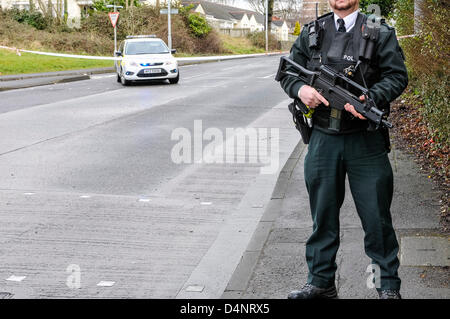 Ein Polizist Police Service of Northern Ireland (PSNI) bewaffnet mit einem Heckler und Koch G36C Sturmgewehr Stockfoto