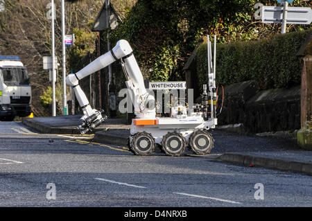 Armee ATO verwenden eine Northrop Grumman Andros Cutlass Roboterfahrzeug, eine verdächtige Gerät in Nordirland zu prüfen Stockfoto