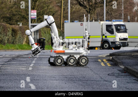 17.03.2013, Newtownabbey, Nordirland.  Armee ATO verwenden ein Roboterfahrzeug Northrop Grumman Andros Remotec Cutlass Stockfoto