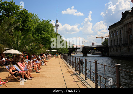 Deutschland, Berlin, STRANDBAR MITTE an der Spree gegenüber der Museumsinsel mit Bodemuseum Stockfoto