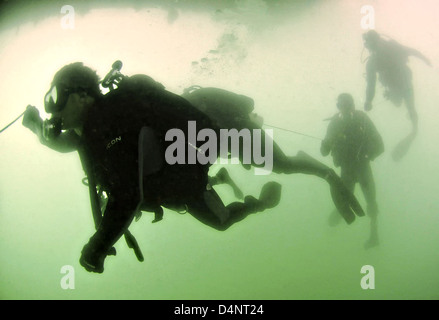 Royal Australian Navy Taucher Schwimmen unter das Schlachtschiff USS Missouri als Bestandteil einer Eingewöhnungstauchgang mit US Navy SEAL Team Taucher 10. Juli 2012 in der Nähe von Pearl Harbor, Hawaii. Stockfoto