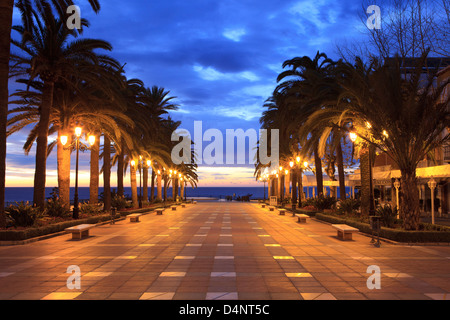 Der Balcon de Europa in Nerja, Spanien in der Morgendämmerung Stockfoto