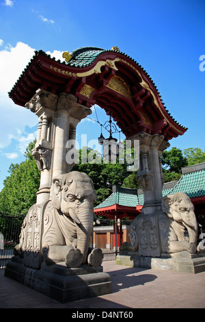 Elefantentor im Berliner Zoo, Berlin, Deutschland Stockfoto