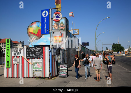 Souvenirshop an East-Side-Gallery, Friedrichshain, Berlin Stockfoto