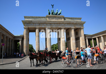 Brandenburger Tor, Brandenburger Tor, Guideded Fahrradtour hält direkt vor dem Tor, Berlin, Deutschland Stockfoto