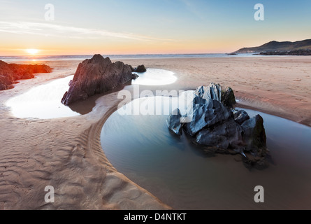 Wasserlachen am Combesgate Strand in der Nähe von Woolacombe Devon England UK Stockfoto
