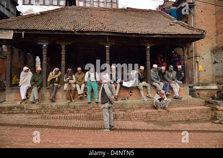 Nepalesische Männer entspannend im Bereich lokale Meeting. Stockfoto