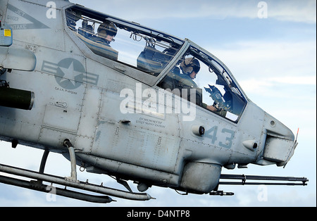 Ein US-Marine AH-1W Super Cobra Kampfhubschrauber im Flugbetrieb auf amphibischer Angriff Schiff USS Peleliu 17. Juni 2010 im Adriatischen Meer. Stockfoto