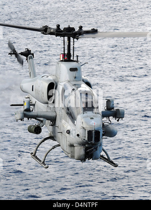 Ein US-Marine AH-1W Super Cobra Kampfhubschrauber im Flugbetrieb auf amphibischer Angriff Schiff USS Peleliu 17. Juni 2010 im Adriatischen Meer. Stockfoto