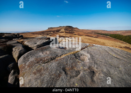 Higger Tor im Peak District National Park, über Hathersage Moor aus der Eisenzeit Fort von Carl Walk angesehen. Stockfoto