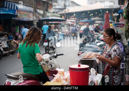 Kanchanaburi, Thailand, kauft eine Frau etwas zu Essen auf dem Markt Stockfoto