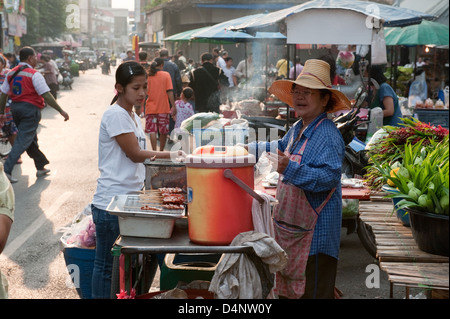 Kanchanaburi, Thailand, Garküche auf dem Markt Stockfoto