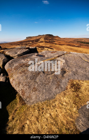 Higger Tor im Peak District National Park, über Hathersage Moor aus der Eisenzeit Fort von Carl Walk angesehen. Stockfoto