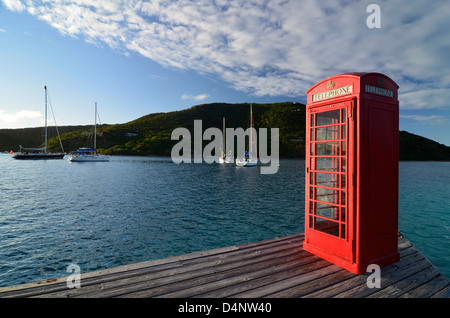 Antike Telefonzelle auf dem Pier am Marina Cay in den British Virgin Islands. Stockfoto
