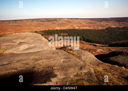 Die Böschung Burbage Felsen auf Burbage Moor, gesehen von Higger Tor im Peak District National Park. Stockfoto