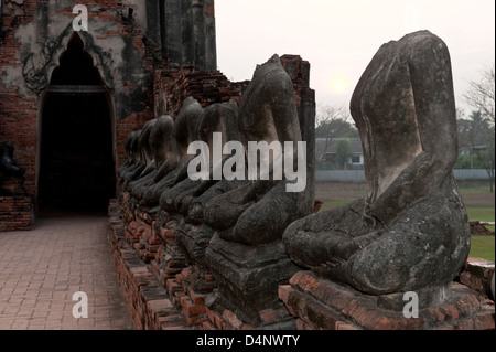 Ayutthaya, Thailand, Steinfiguren ohne Köpfe im Chaiwatthanaram-Tempel Stockfoto