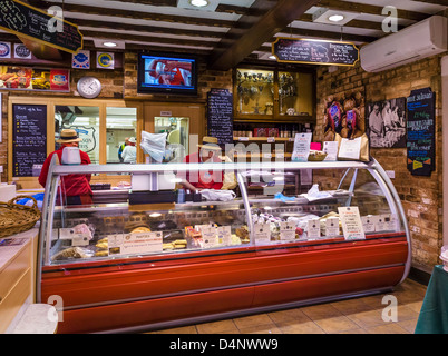 Innenraum von Ye Olde Pie Shoppe (Dickinson und Morris) in Nottingham Straße in Melton Mowbray, Leicestershire, UK Stockfoto