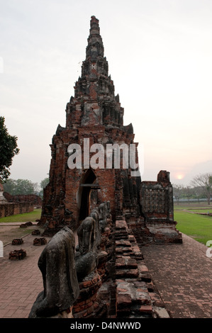 Ayutthaya, Thailand, Steinfiguren ohne Köpfe im Chaiwatthanaram-Tempel Stockfoto