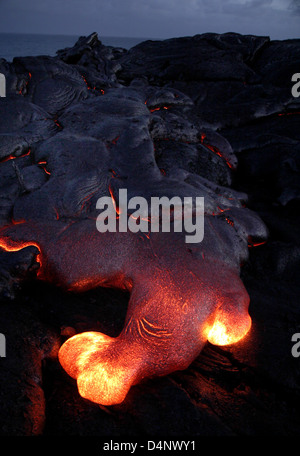 heiße Lava Vulkan Mauna Kea, Hawaii fließt die großen Insel Pazifischen Ozean Mountain Peak Caldera coole Vergangenheit ausbrechen roter Fluss Stockfoto