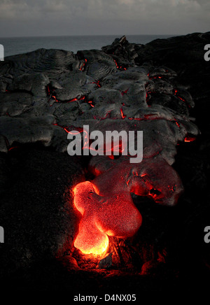 heiße Lava Vulkan Mauna Kea, Hawaii fließt die großen Insel Pazifischen Ozean Mountain Peak Caldera coole Vergangenheit ausbrechen roter Fluss Stockfoto