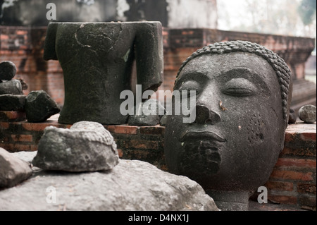 Ayutthaya, Thailand, bleibt der eine Buddha-Statue im Tempel Ratchaburana Stockfoto