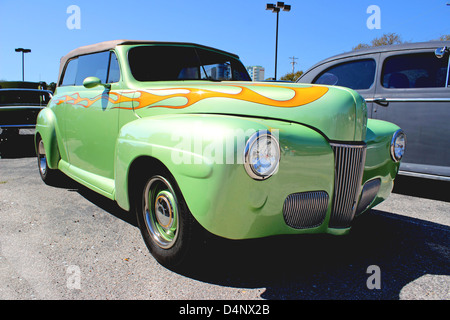 Renovierte Oldtimer mit Flamme Lackierung bei der Fahrt zum Sonne Auto zeigen in Myrtle Beach, SC am 15. März 2013 Stockfoto