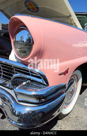 Linke Vorderansicht Nahaufnahme von einer klassischen rosa Ford Thunderbird auf der Flucht, um die Sonne-Auto-Show in Myrtle Beach, Sc, 15. März 2013 Stockfoto