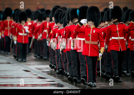 Irish Guards in der britischen Armee auf der Parade in Aldershot 17.03.13 Stockfoto