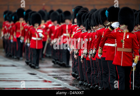 Irish Guards in der britischen Armee auf der Parade in Aldershot 17.03.13 Stockfoto