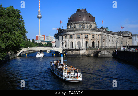 Museumsinsel an der Spree entlang mit touristischen Dampfer, Bodemuseum, Fernsehturm, Berlin, Deutschland Stockfoto
