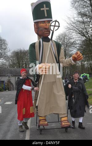 Zwei Männer in Kostümen schieben einen riesigen Float von Saint Patrick Armagh, Nordirland. 17. März 2013. St. Patricks Day Parade Armagh Nordirland 17. März 2013 CREDIT: LiamMcArdle.com/Alamy Live-Nachrichten Stockfoto