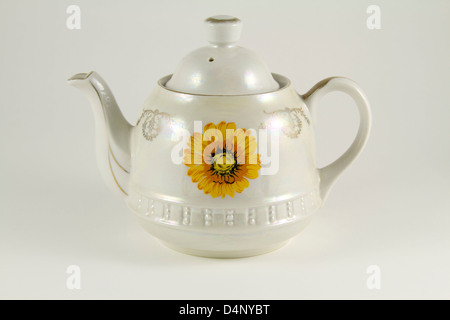 Antike Teekanne mit Sonnenblumen Dekoration Stockfoto