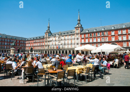 Menschen sitzen auf Terrassen am Hauptplatz. Madrid, Spanien. Stockfoto