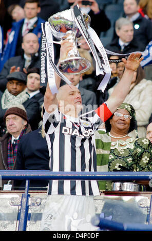 Glasgow, Vereinigtes Königreich. 17. März 2013. Jim Goodwin hebt die Tasse, schottischen Gemeinden-Liga-Cup-Finale, St Mirren V Herzen, Hampden Park Stadion. Kredit Colin Lunn/Alamy Live-Nachrichten Stockfoto