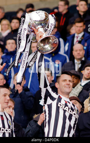 Glasgow, Vereinigtes Königreich. 17. März 2013. Steven Thompson hebt die Tasse, schottischen Gemeinden-Liga-Cup-Finale, St Mirren V Herzen, Hampden Park Stadion. Kredit Colin Lunn/Alamy Live-Nachrichten Stockfoto