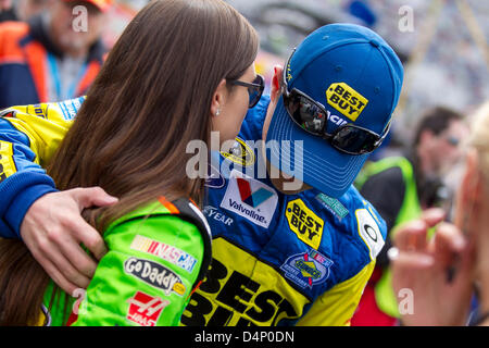 Bristol, TN, USA. 17. März 2013.  Ricky Stenhouse Jr. (17) vermittelt einen guten Eindruck mit Danica Patrick (10) vor der Einnahme auf die Strecke für das Food City 500 in Bristol, TN. Stockfoto