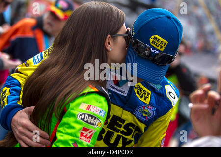 Bristol, TN, USA. 17. März 2013.  Danica Patrick (10) Küsse Freund Ricky Stenhouse Jr. (17) vor der Einnahme auf die Strecke für das Food City 500 in Bristol, TN. Stockfoto