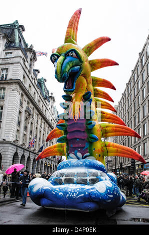 St. Patricks Day Parade auf 17.03.2013 in Westminster, London. Die Parade auf den Weg von Piccadilly von Green Park am 12:00 und reiste nach Whitehall.  Eine Hauptattraktion war die Puca, einen riesigen aufblasbaren Drachen von führenden Künstler Keith Payne gestaltet. Bild von Julie Edwards Stockfoto