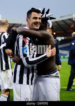 Glasgow, Vereinigtes Königreich. 17. März 2013. Steven Thompson ist von Esmael Goncalves, schottischen Gemeinden-Liga-Cup-Finale, St Mirren V Hearts, Hampden Park Stadion beglückwünscht. Kredit Colin Lunn/Alamy Live-Nachrichten Stockfoto