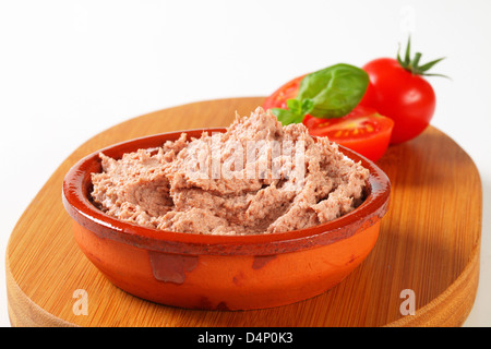 Schüssel mit leckeren streichfähige Pastete Stockfoto