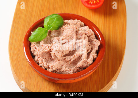 Schüssel mit leckeren streichfähige Pastete Stockfoto