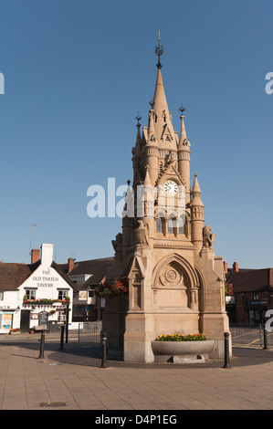 Das amerikanische Brunnen Uhr Denkmal im Zentrum von Stratford upon Avon auf Markt Quadrat Link mit USA am frühen Morgen im Sommer Stockfoto