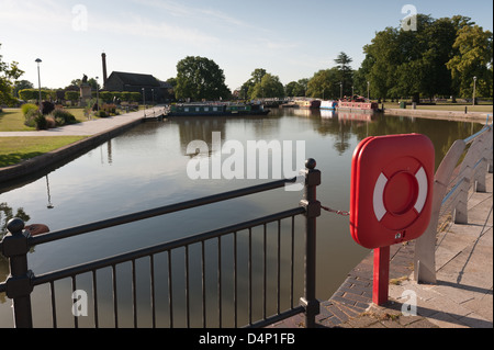 Banford Becken Kanal in Stratford Wasserstraße sonnig am frühen Morgen am Ufer Reisende in Ruhe des Sonnenaufgangs ruhen Stockfoto