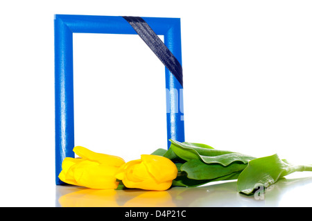 Rahmen für das Foto mit einem Trauer schwarze Band und zwei gelbe Tulpen in der Nähe Stockfoto