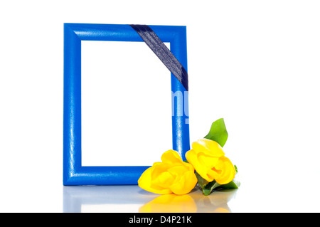 Rahmen für das Foto mit einem Trauer schwarze Band und zwei gelbe Tulpen in der Nähe Stockfoto