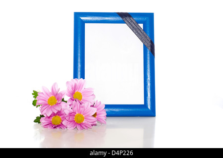 Rahmen für das Foto mit einem Trauer schwarze Band und rosa Blüten in der Nähe Stockfoto